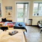 Bed & Kitchen