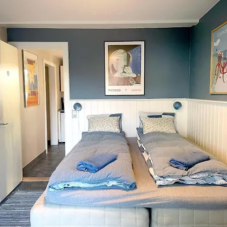 Bed & Kitchen