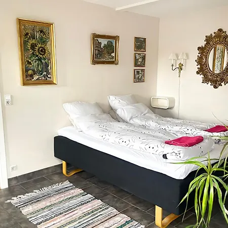 Bed & Kitchen