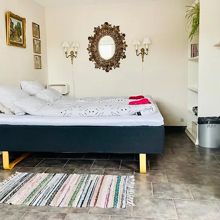 Bed & Kitchen *