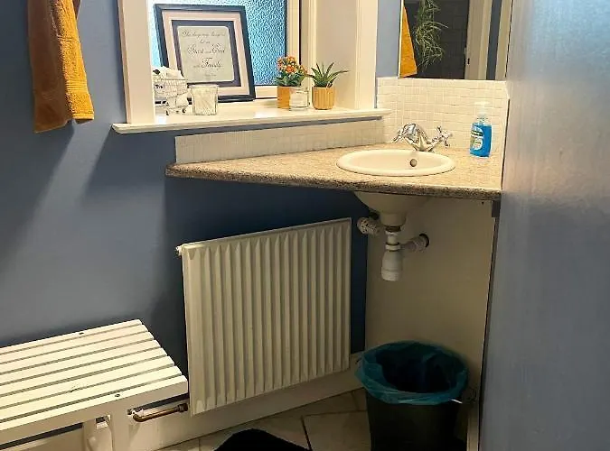 Bed & Kitchen